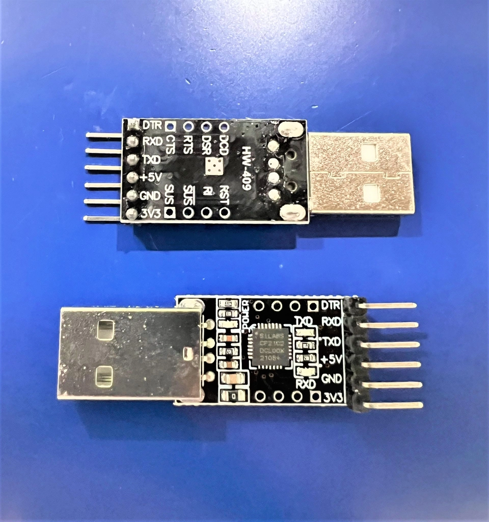 Ảnh thật bo USB–UART CP2102; sáu chân in chữ DTR, RXD, TXD, +5V, GND, 3V3