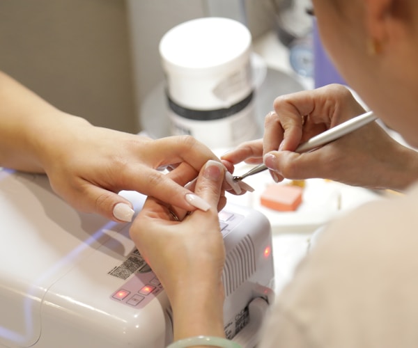 Hình ảnh chăm sóc móng dùng trên website Kelly Good Nails